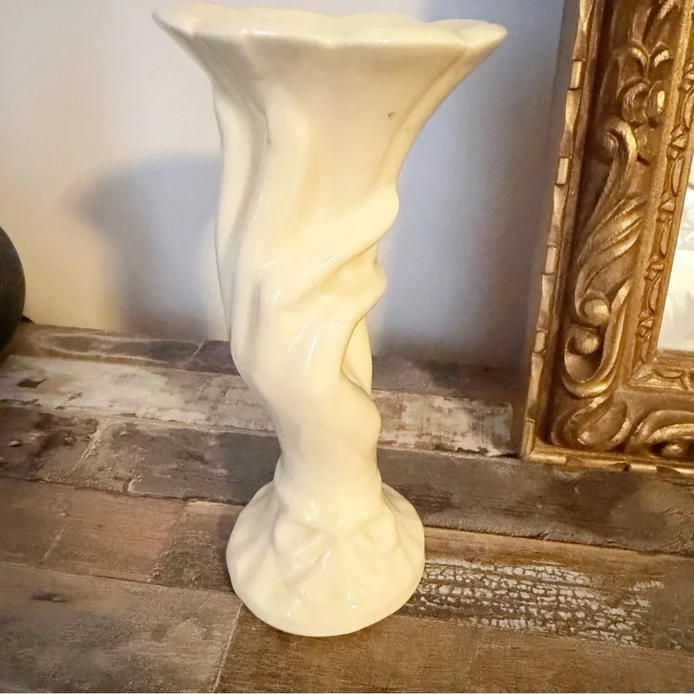 Vintage Shawnee U.S.A. Art Deco Hand Vase 1940’s Beautiful handvase